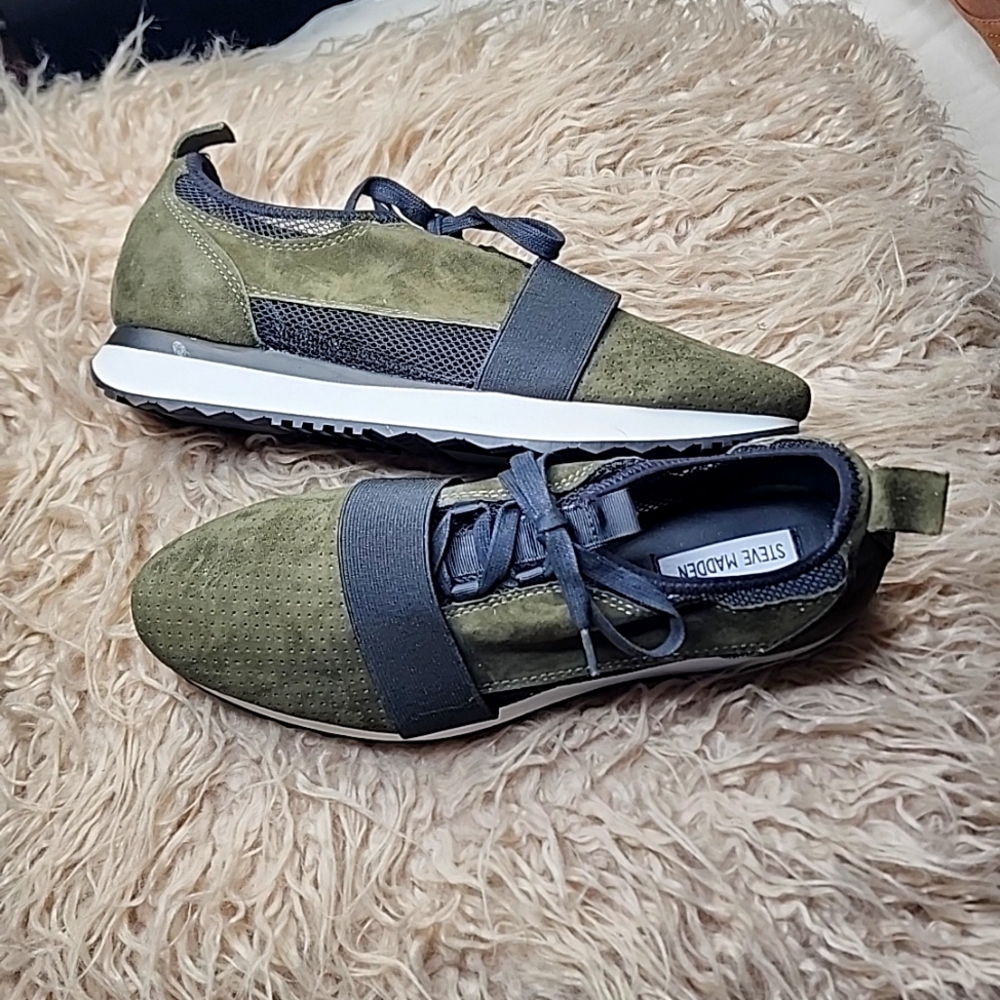 Womens Steve Maddens sneakers